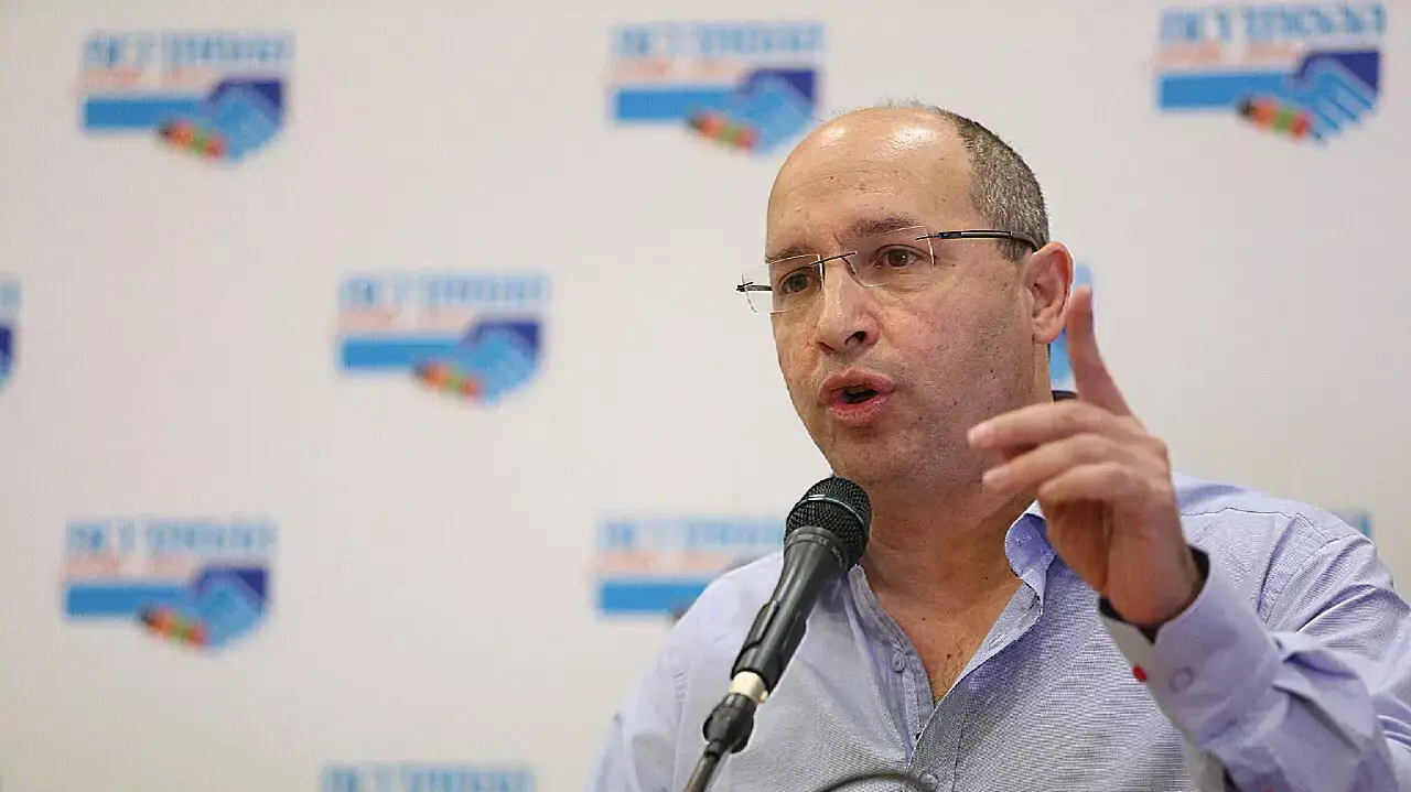 יו"ר ההסתדרות אבי ניסנקורן בהכרזה על סכסוך עבודה כולל במשק, בית ההסתדרות. נובמבר 2014