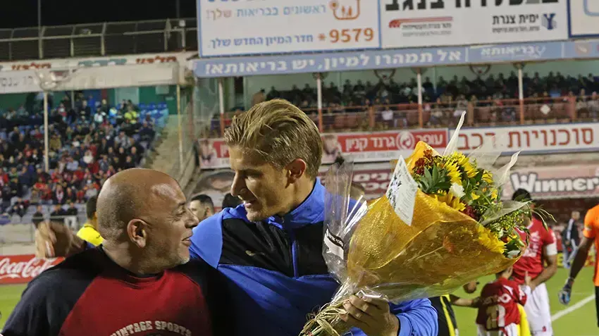 שחקן מכבי נתניה, עודד גביש, מקבל פרחים בבאר שבע