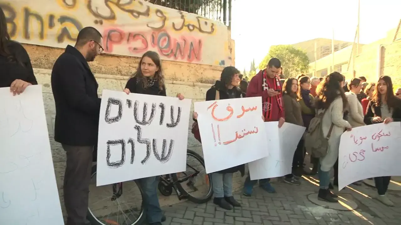 בית הספר הדו-לשוני הוצת: "נחצו קווים אדומים - בספרים ובתלמידים לא פוגעים" בית הספר הדו-לשוני הוצת: "נחצו קווים אדומים - בספרים ובתלמידים לא פוגעים"