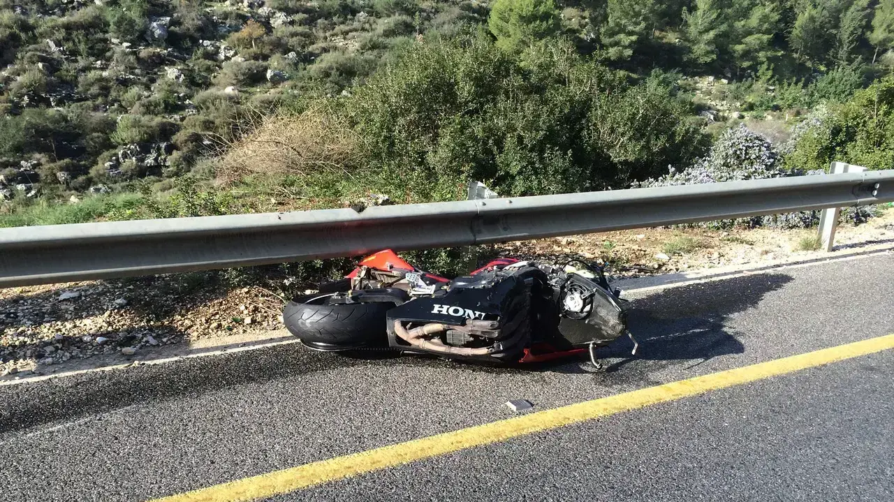 זירת התאונה שבה התהפך רוכב אופנוע ונהרג ליד משגב בגליל, 06 בנובמבר 2014