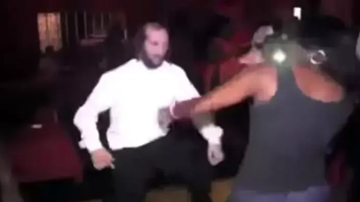 חרדי רוקד במסיבה עם בחורה