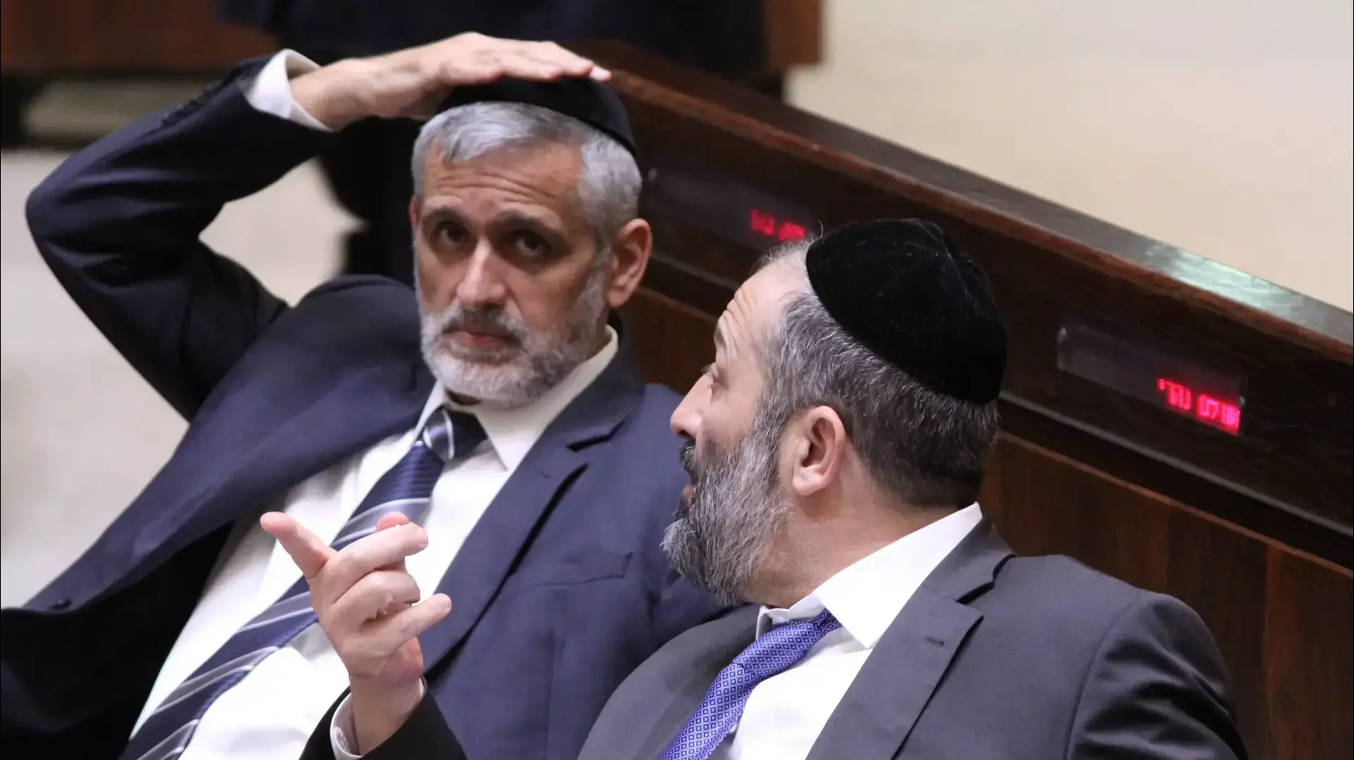 אריה דרעי ואלי ישי במליאת הכנסת בעת הדיון על חוק פיזור הכנסת