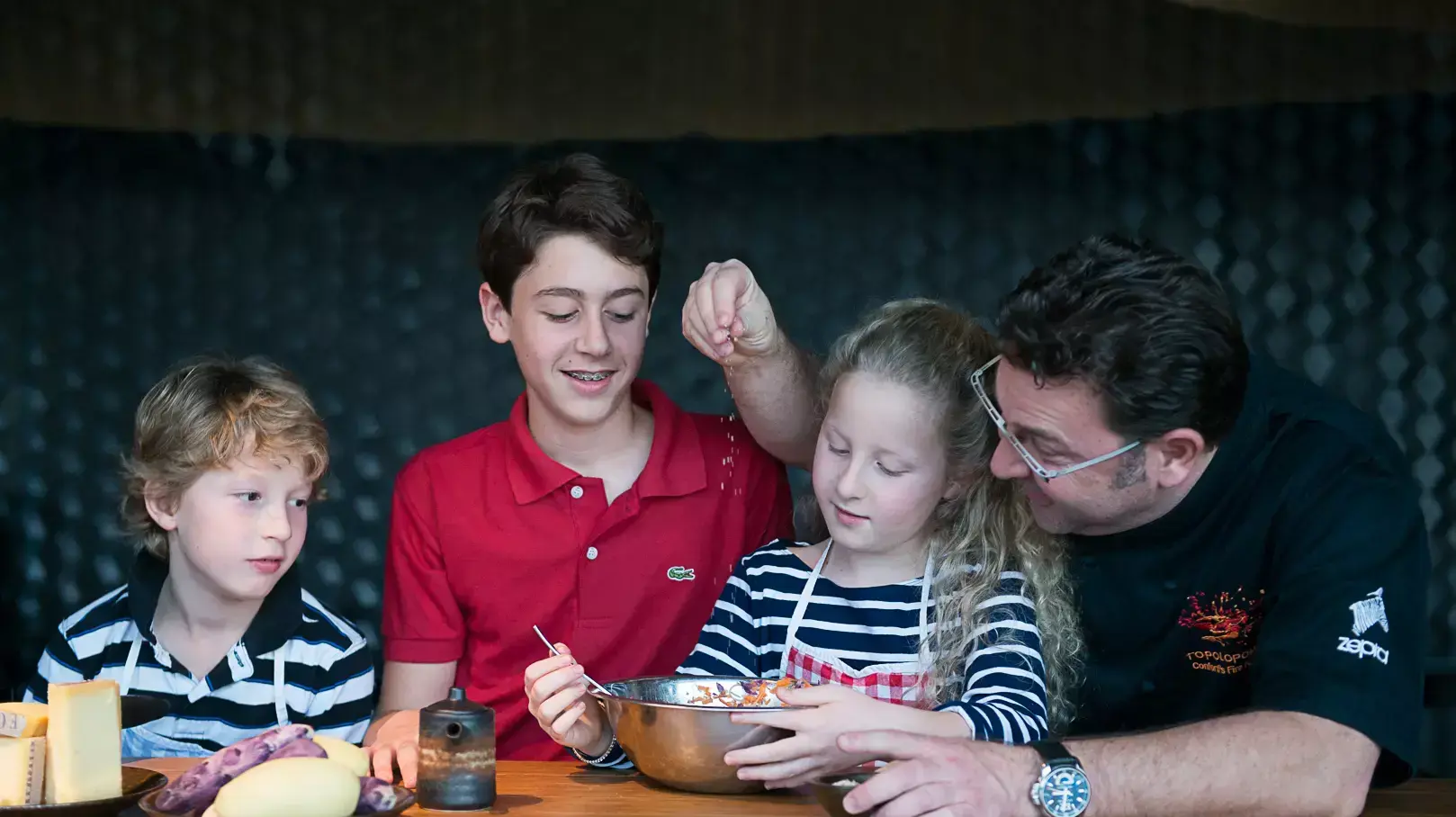 אבי קונפורטי מבשל עם הילדים
