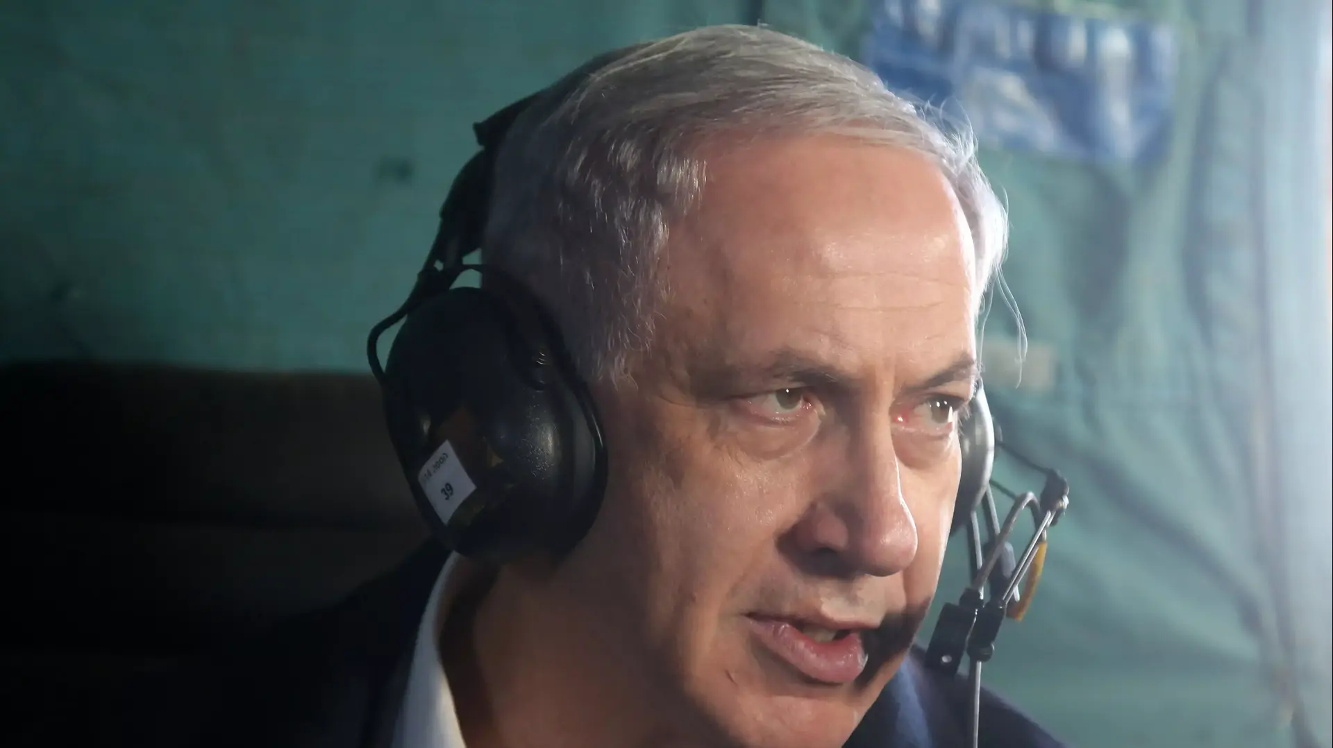 ראש הממשלה בנימין נתניהו וסגן השר אופיר אקוניס מבקרים באזור דליפת הנפט בערבה, דצמבר