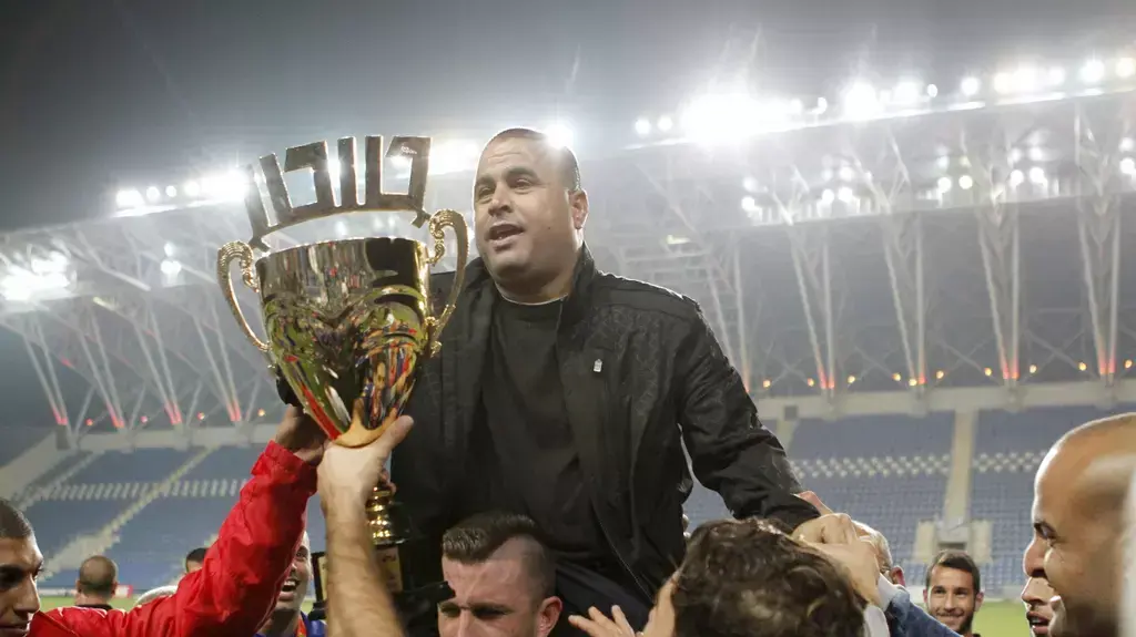 אבו סובחי יו"ר בני לוד עם גביע הטוטו
