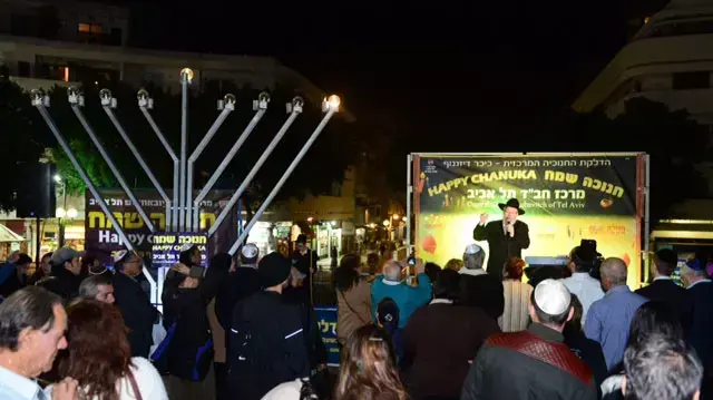 השר יאיר שמיר והרב גרליצקי בהדלקת נר ראשון של חנוכה בת"א