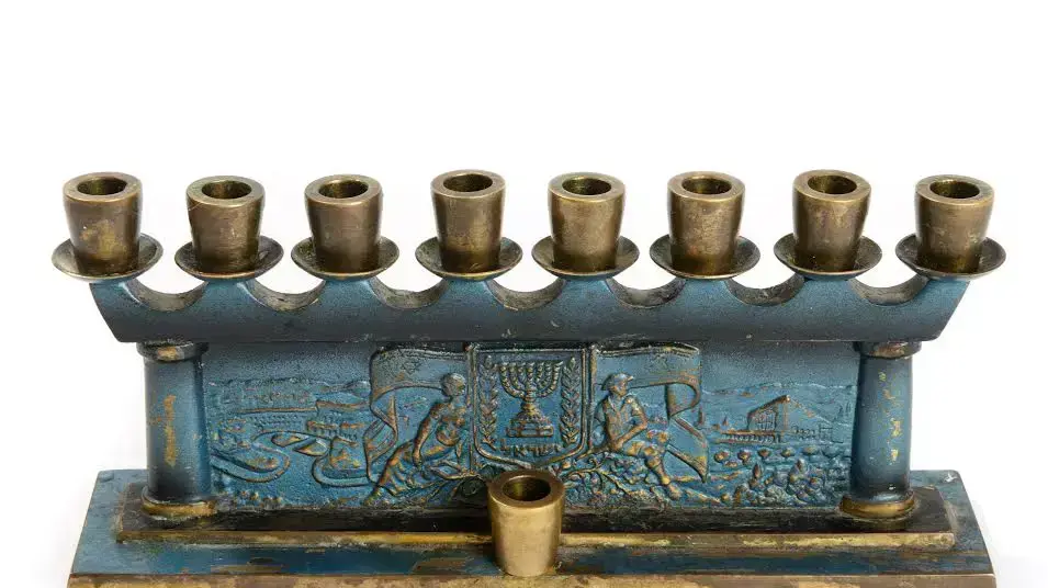 מסע בין חנוכיות
