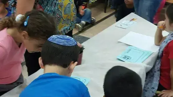 ילדים חילוניים ודתיים לומדים בבית ספר משותף