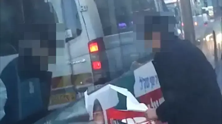 תיעוד: חרדי קורע כרזה של אלי ישי מאוטובוס בירושלים