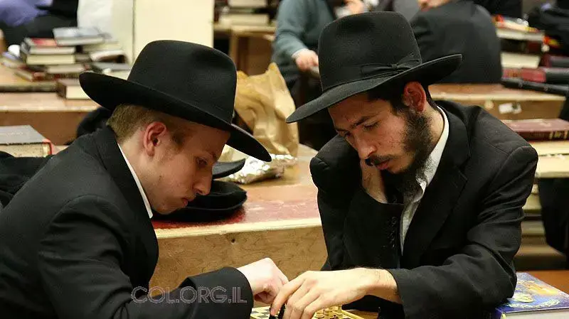 חסידים משחקים שח-מט בכרסימס