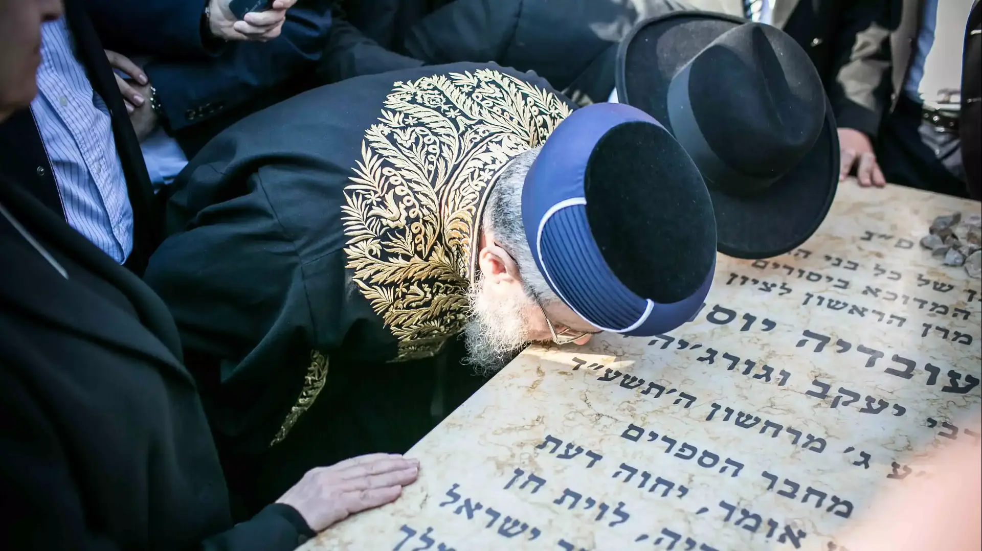 הרב שלמה עמאר בקברו של הרב עובדיה יוסף בבית העלמין סנהדריה שבירושלים