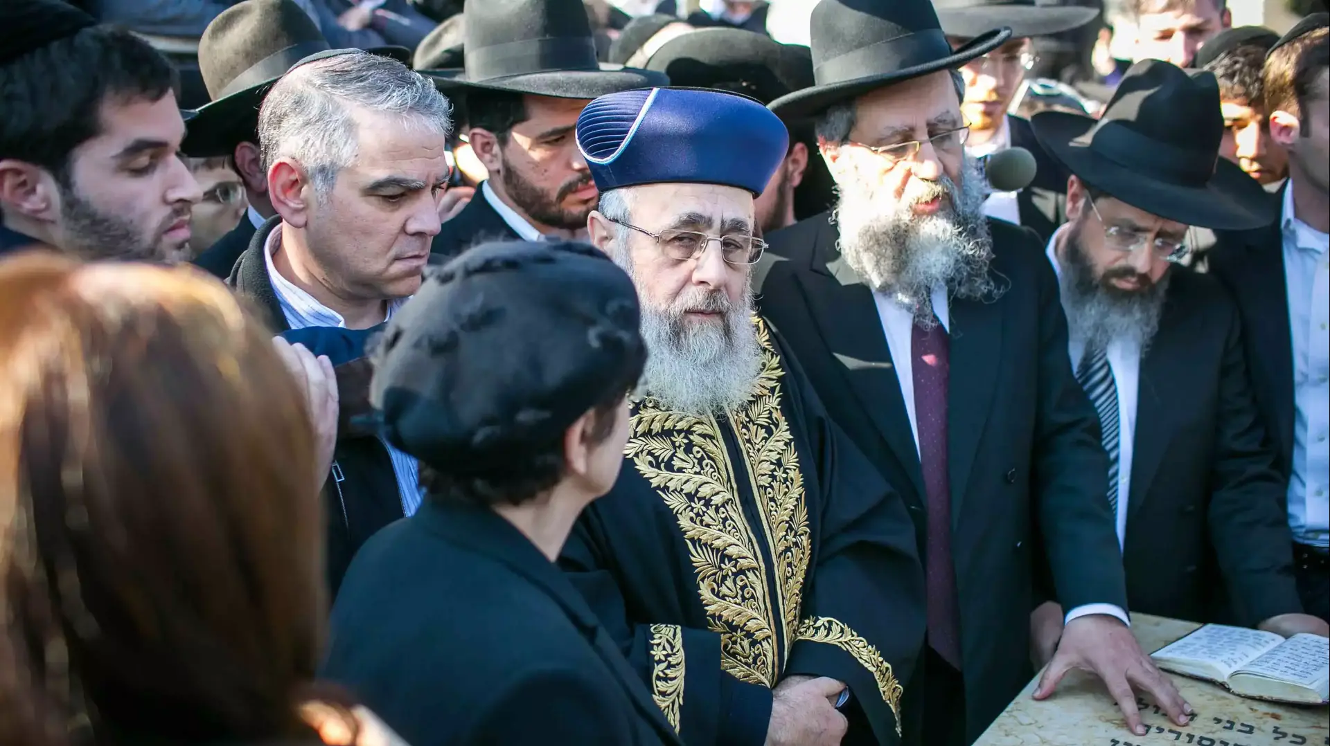 הרב שלמה עמאר בקברו של הרב עובדיה יוסף בבית העלמין סנהדריה שבירושלים