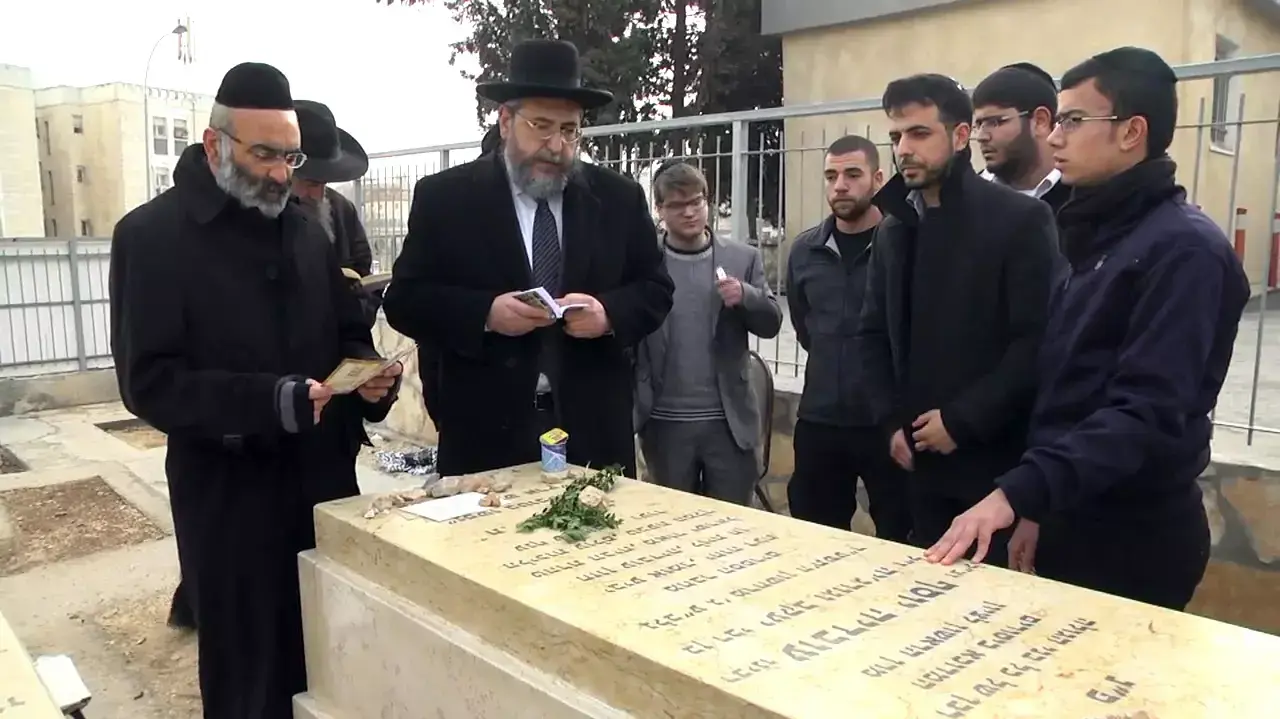 הרב חיים אמסלם מגיע לראשונה לקבר הרב עובדיה יוסף