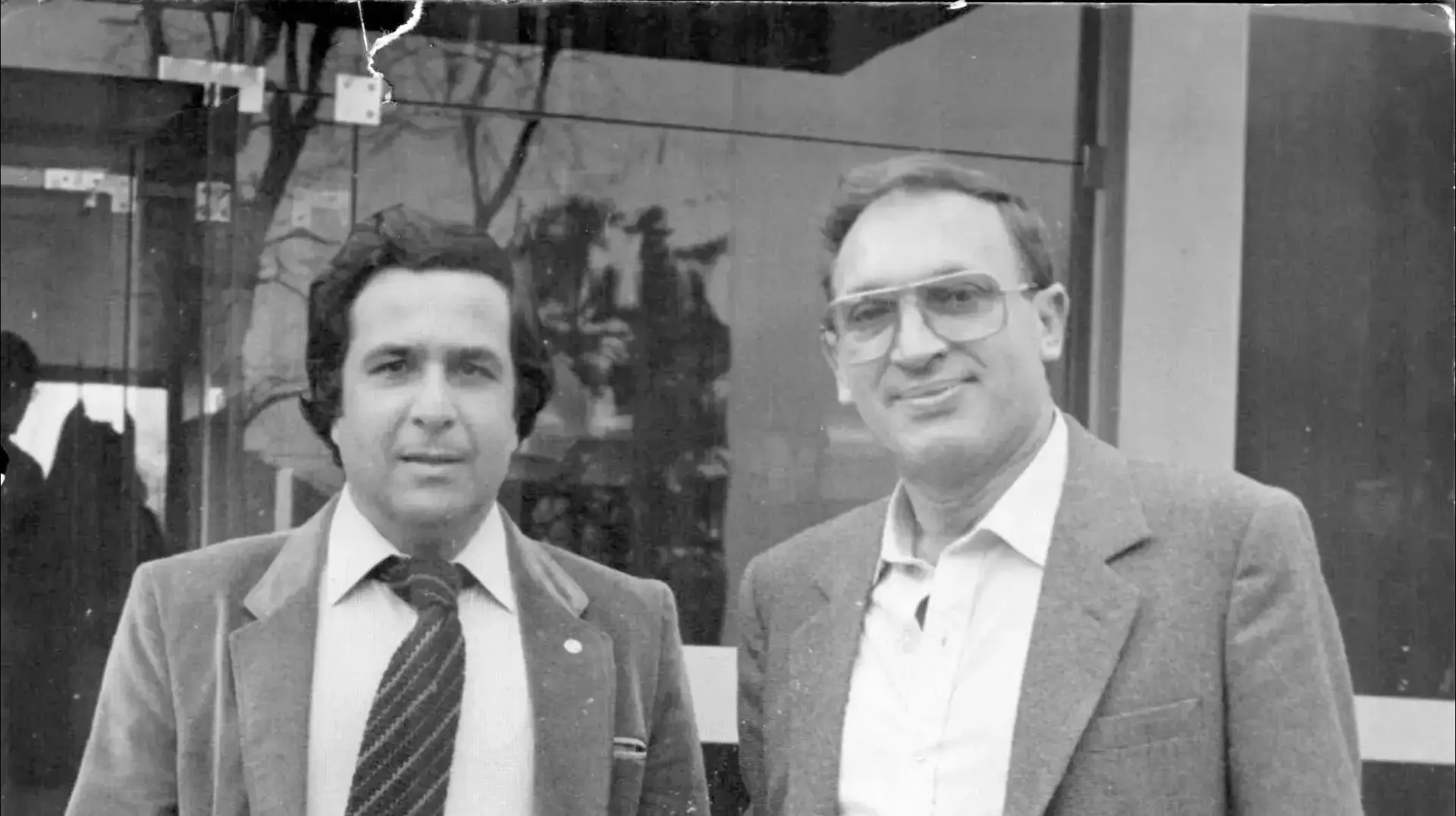 צבי רול חבר הנהלת מכבי תל אביב עם שמעון מזרחי לאחר הזכייה בגביע אירופה