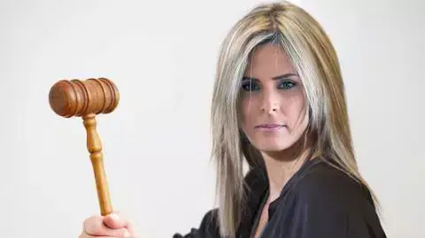 אבי לן העלה לעמוד הפייסבוק שלו תמונה של מנכ"לית פייסבוק ישראל עדי סופר עם פטיש