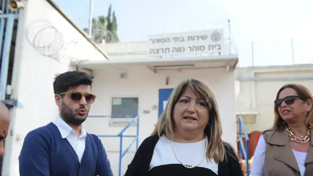 שולה זקן משתחררת מכלא נווה תרצה
