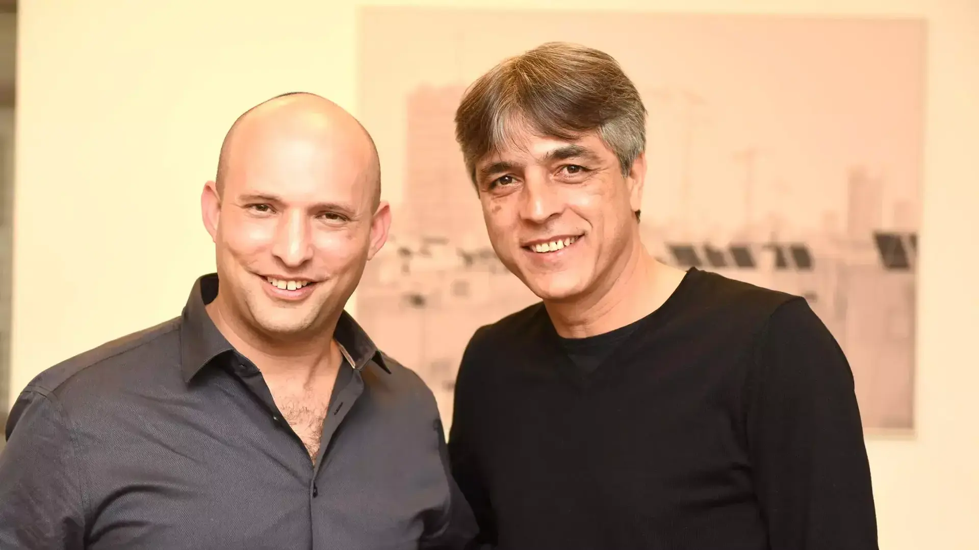 נפתלי בנט ראש הבית היהודי עם כדורגלן העבר אלי אוחנה
