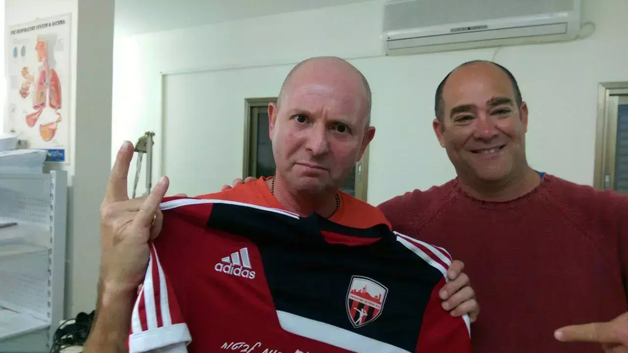 טל פרידמן קומיקאי (שמאל) עם פאר שמילוביץ', דובר הפועל רובי שפירא חיפה