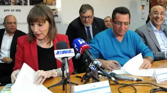 לימור לבנת שרת הספורט עם עופר עיני יושב ראש ההתאחדות לכדורגל