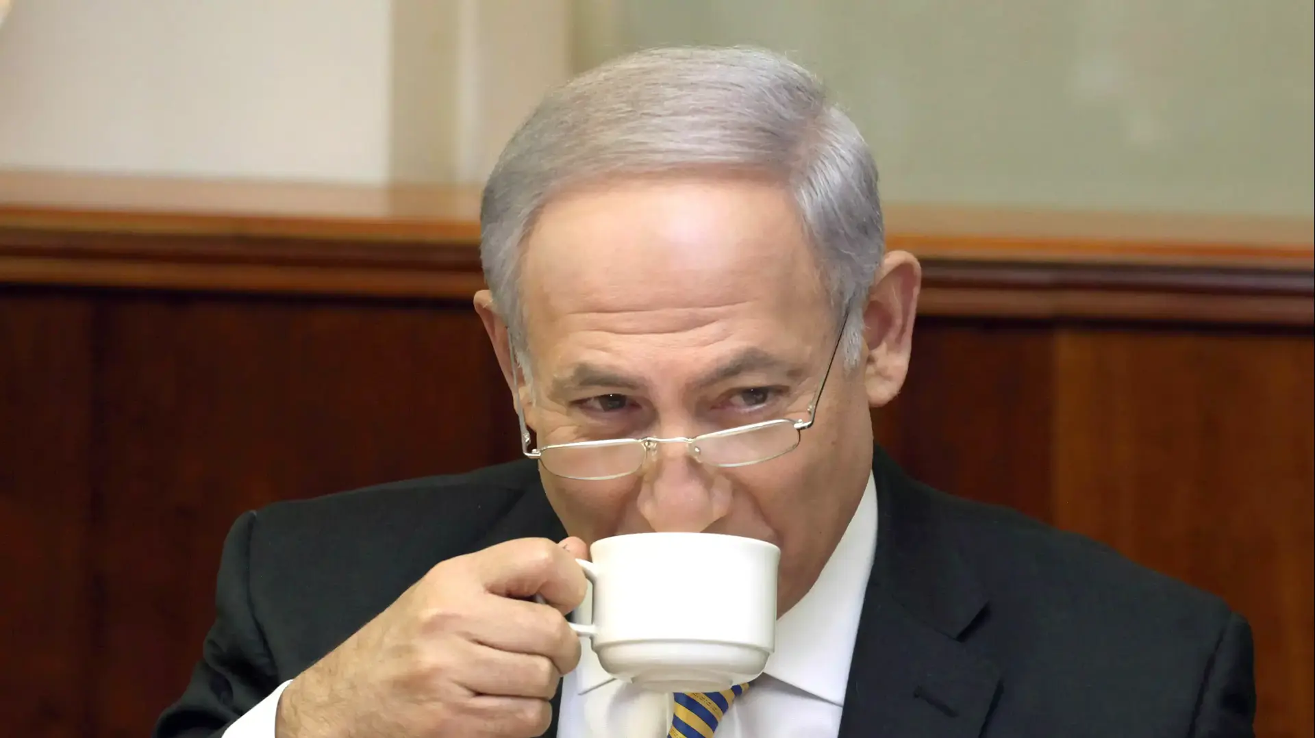 ראש הממשלה בנימין נתניהו שותה קפה בישיבת הממשלה, 2010