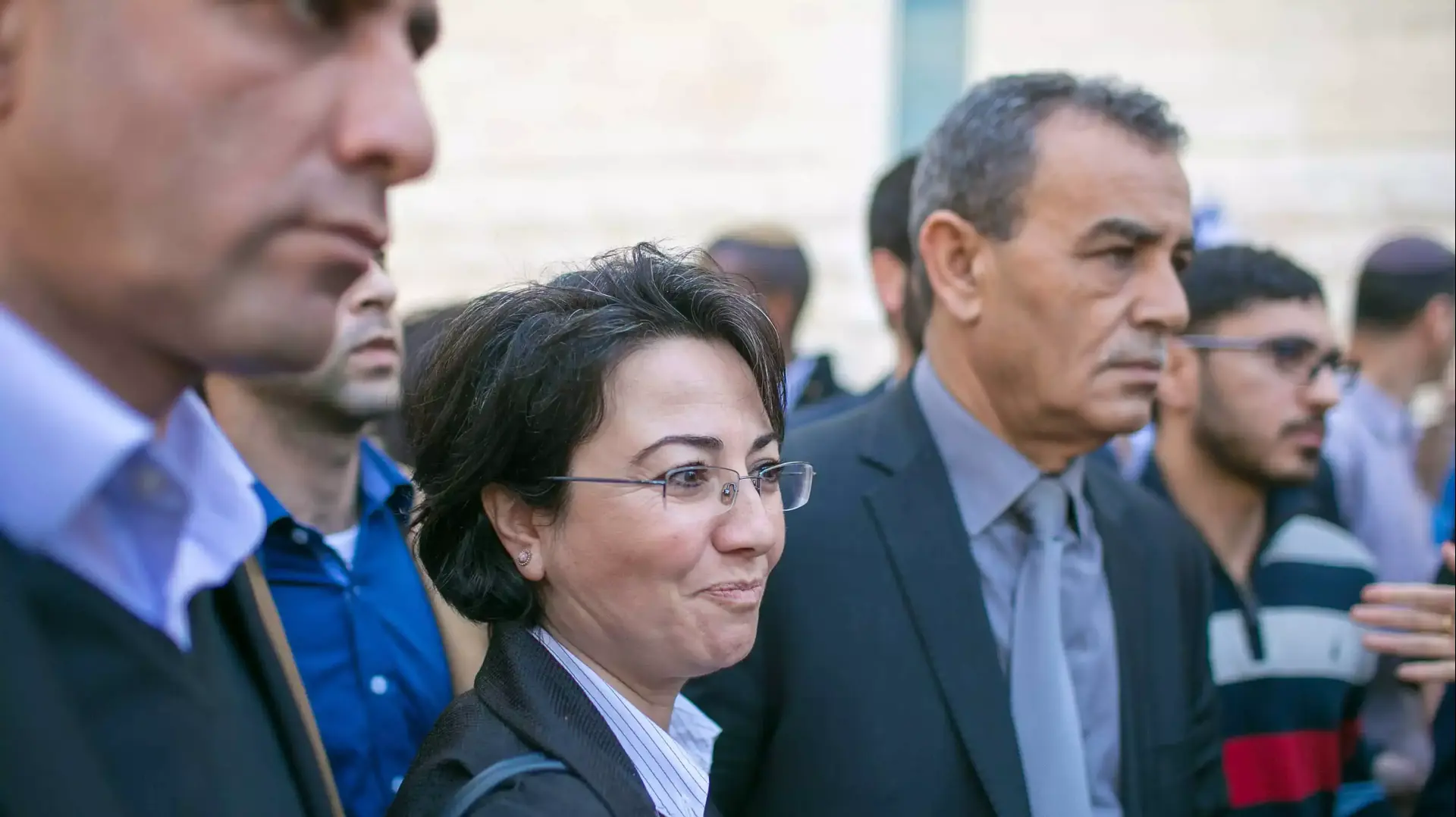 חנין זועבי מלווה בחברי מפלגתה יוצאת מהדיון בהחלטת ועדת הבחירות המרכזית לכנסת לפסול את מועמדותה, פברואר 2015