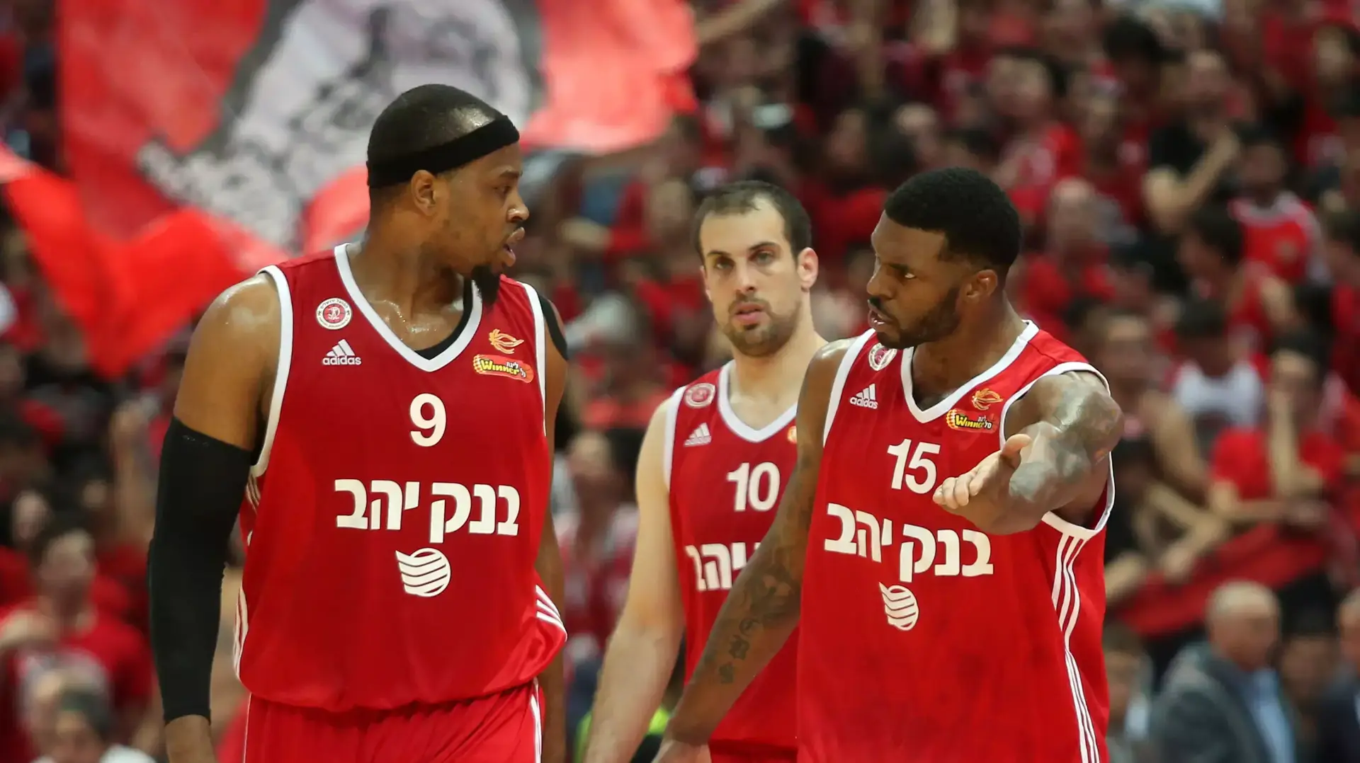 דונטה סמית' שחקן הפועל ירושלים (ימין) עם ג'וזף ג'ונס