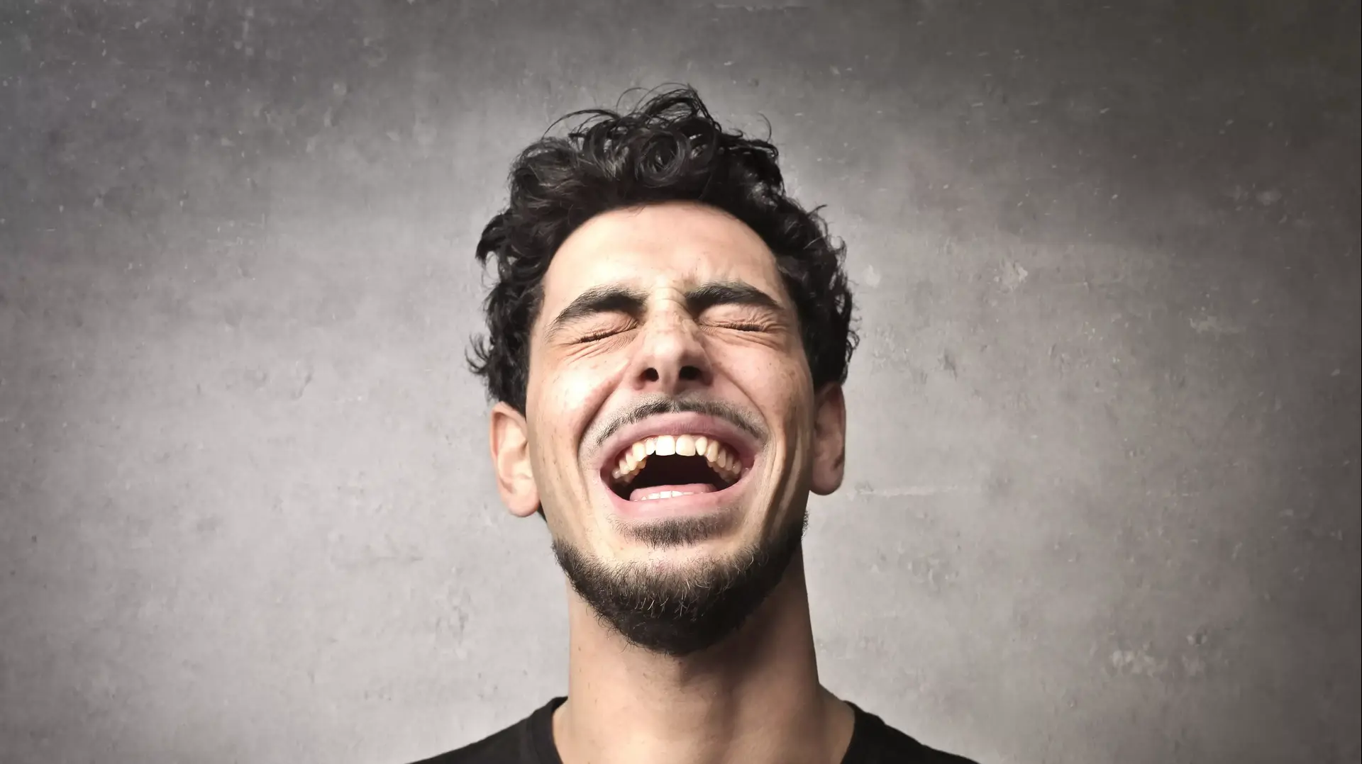גבר צוחק גבר צוחק