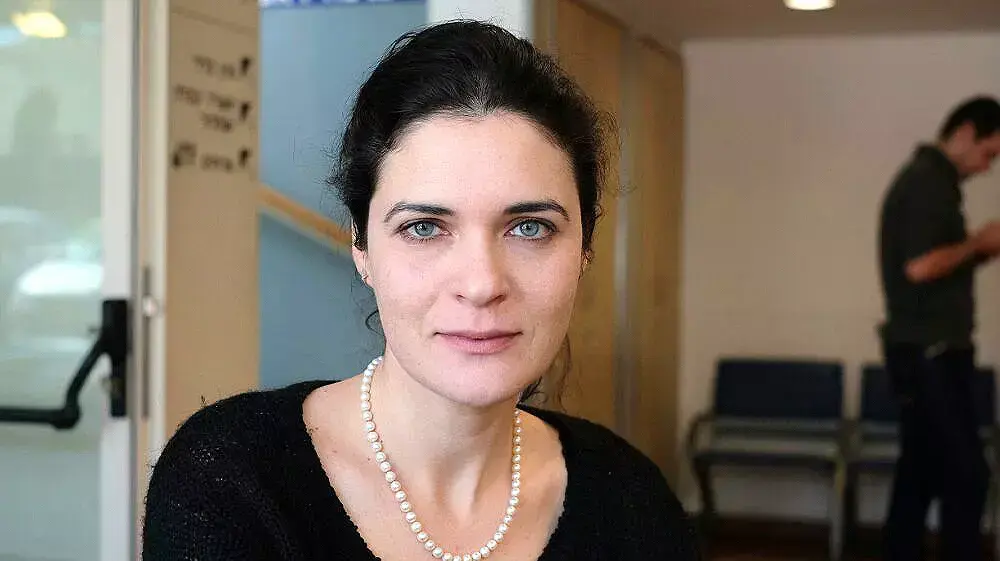 אמילי מואטי יועצת התקשורת של הרשימה המשותפת לאחר התקיפה בכנס הבחירות במכללה האקדמית למשפט ועסקים, באיכילוב. פברואר 2015