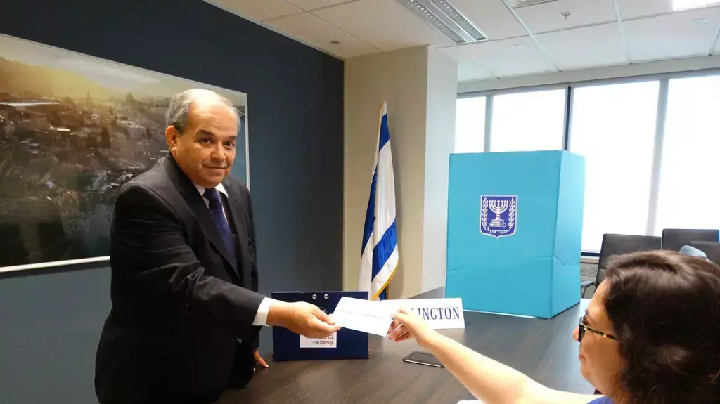שגריר ישראל בניו זילנד יוסף ליבנה יחד עם ראש וועדת הבחירות, הקונסולית אביטל מימרן רוזנברג, 04 במרץ 2015