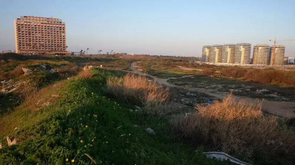 שטחים פתוחים ליד הסי אנד סאן עליהם השתלטו גורמים עבריינים, מרץ 2015