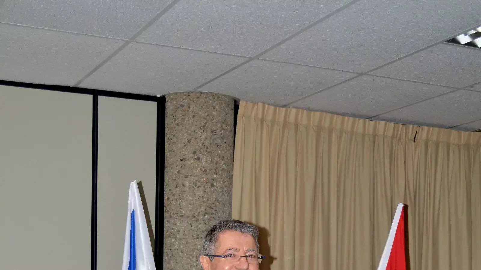 חיים דיבון שגריר ישראל בהולנד בקלפי לכנסת ה-20 בהאג