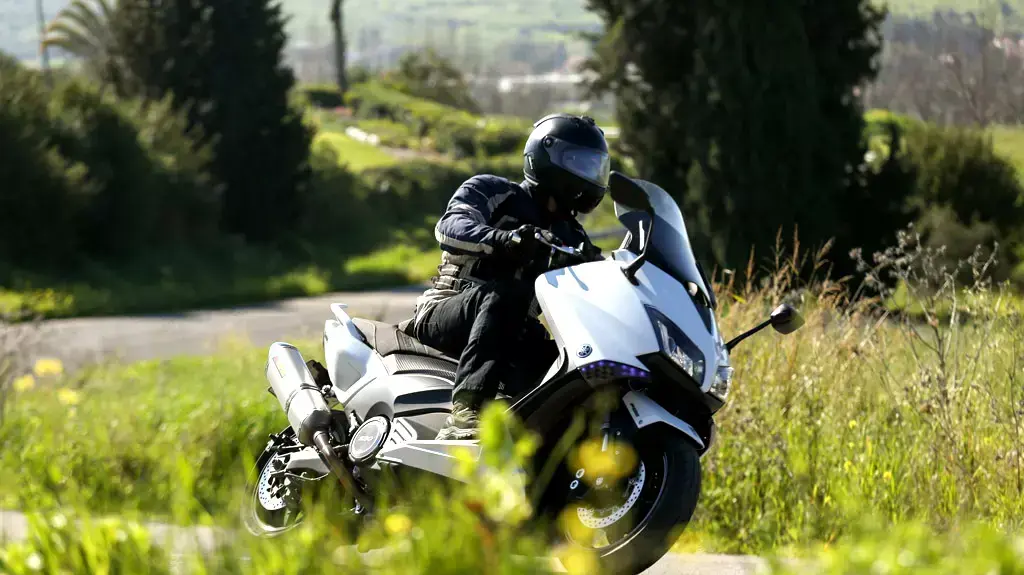 מבחן קטנוע ימאהה T-MAX 530 המחודש. מרץ 2015