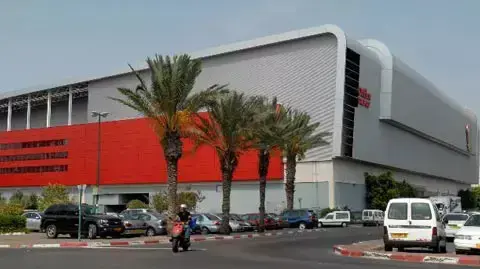 קניון איילון, הקומה השניה, מבחוץ