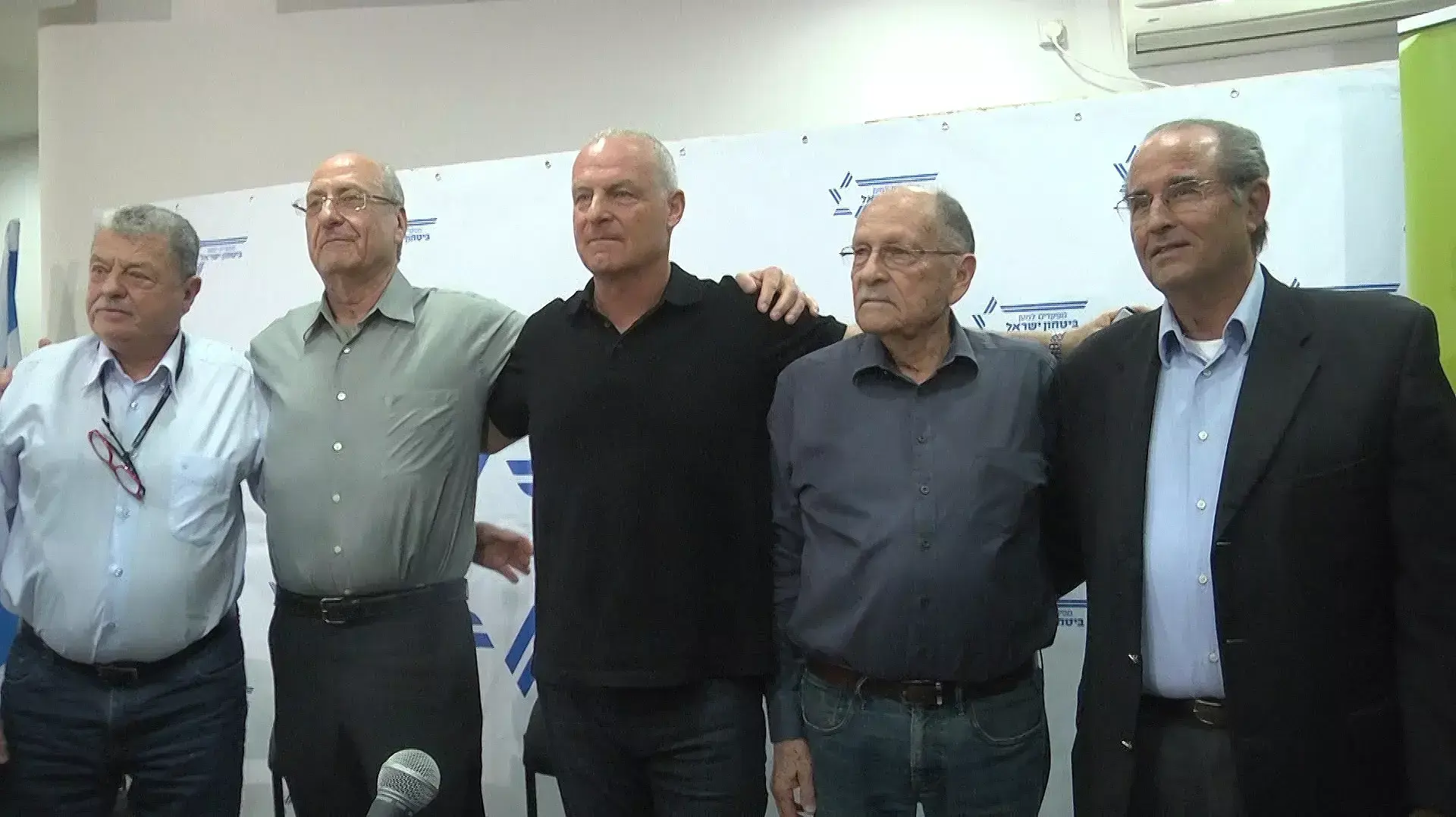 בכירים לשעבר במערכת הביטחון נגד נתניהו