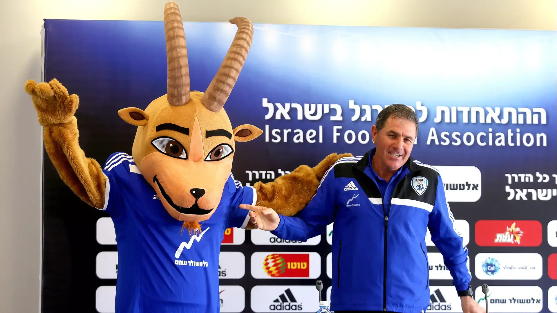 אלי גוטמן מאמן נבחרת ישראל עם קמע הנבחרת