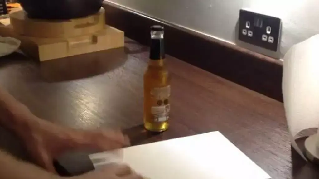 איך לפתוח בקבוק בירה עם נייר?