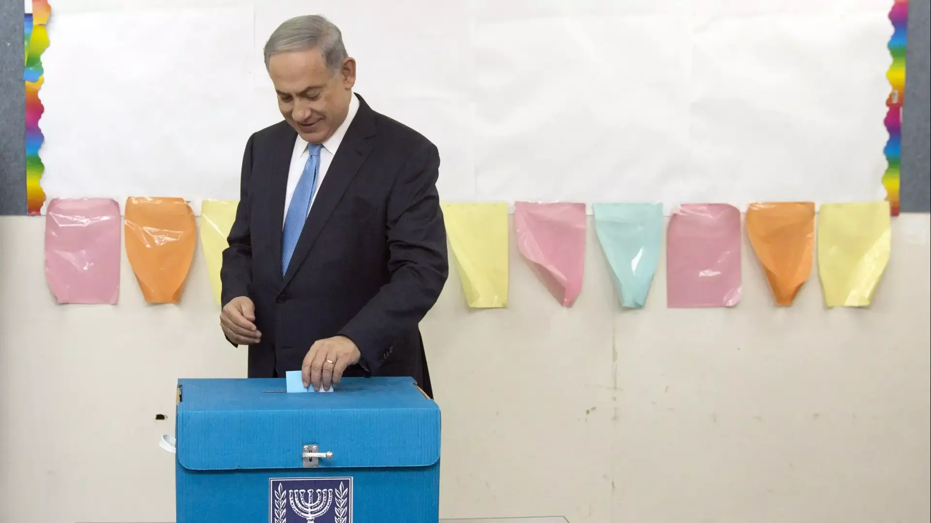 ראש הממשלה בנימין נתניהו מצביע בבחירות 2015, ירושלים.