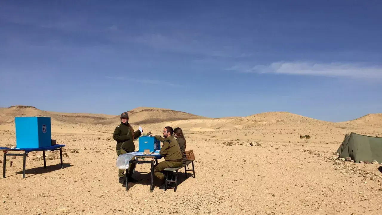 חיילי וקציני צה"ל מצביעים בבסיסים ברחבי הארץ, מרץ 2015
