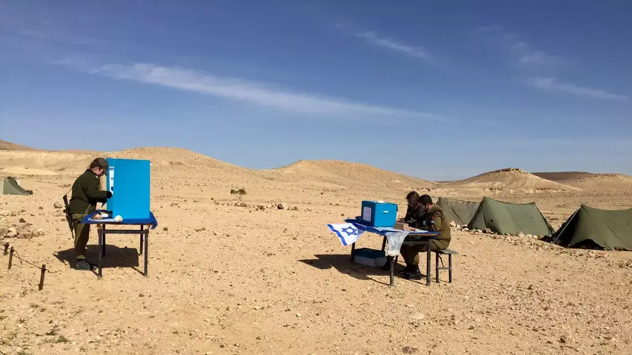 חיילי וקציני צה"ל מצביעים בבסיסים ברחבי הארץ, מרץ 2015