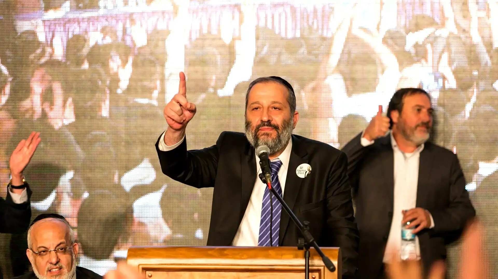 אריה דרעי במטה ש"ס לאחר תוצאות המדגם, ירושלים, מרץ 2015