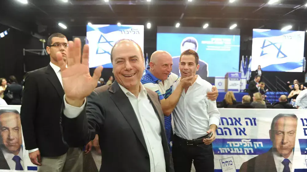 סילבן שלום ותומכי הליכוד בגני התערוכה בהכרזה על התוצאות, 17 במרץ 2015
