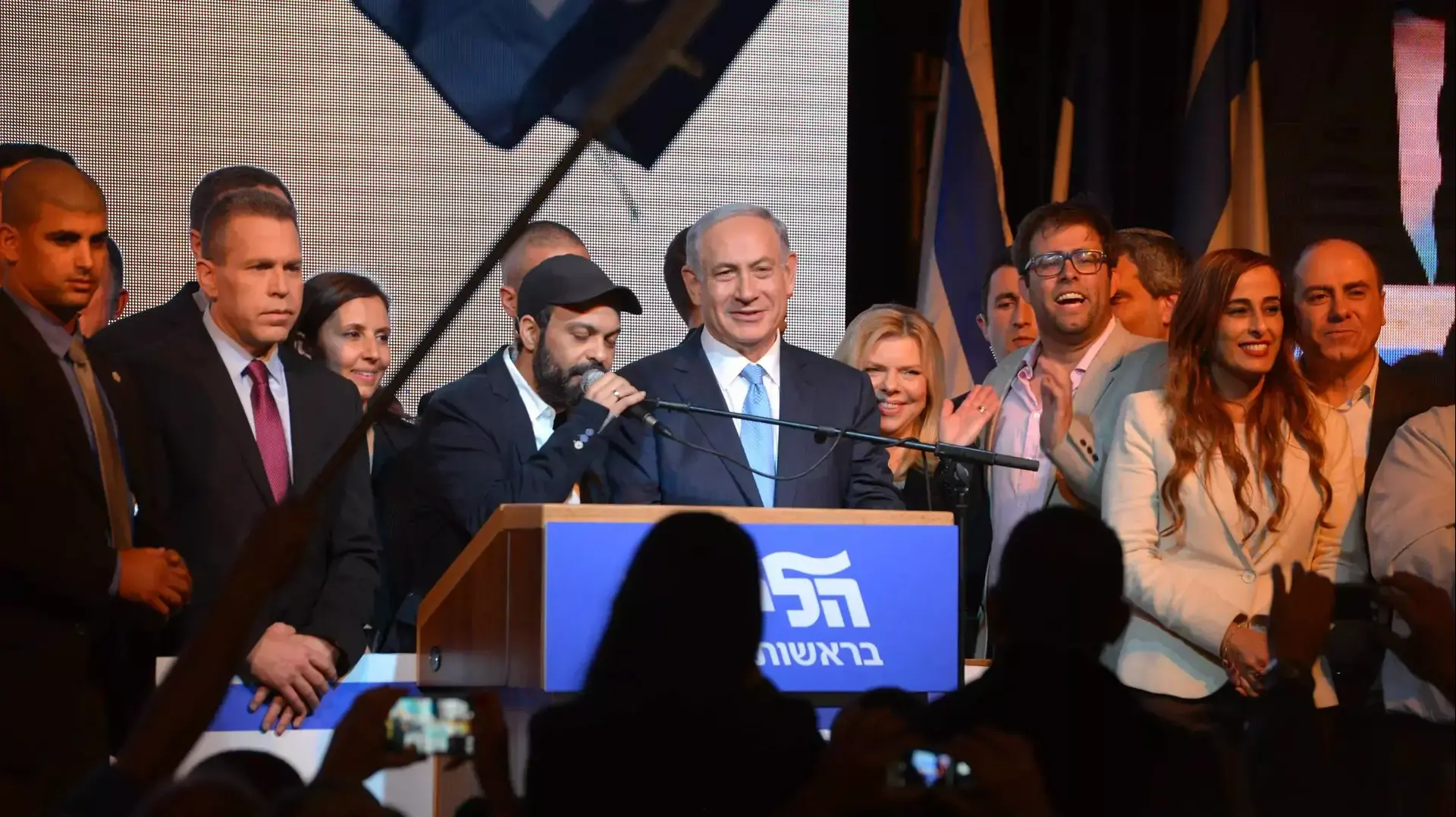 עמיר בניון ותומכי הליכוד בגני התערוכה בהכרזה על התוצאות, 17 במרץ 2015