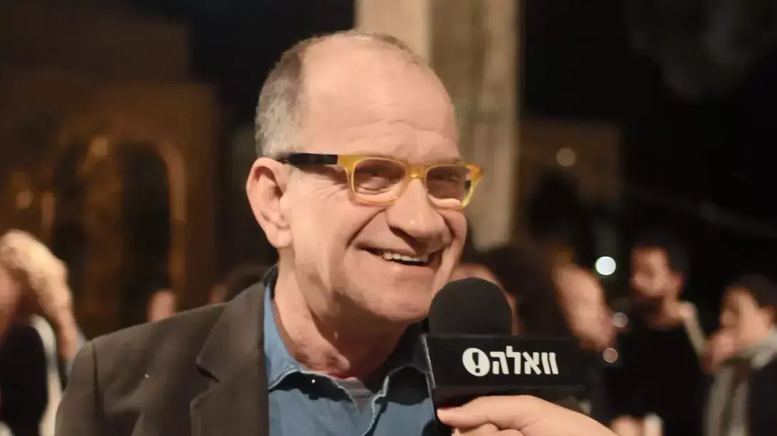 כתבה באירוע לציון חגיגות 25 שנה לבית הספר סם שפיגל