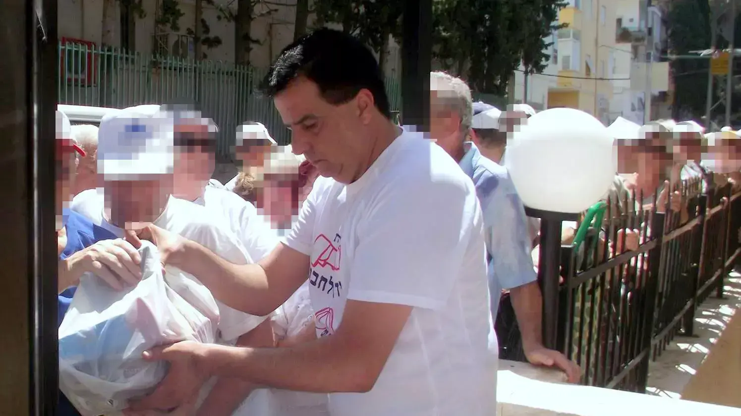 חלוקת חבילות מזון לנזקקים בחיפה  מרץ 2015