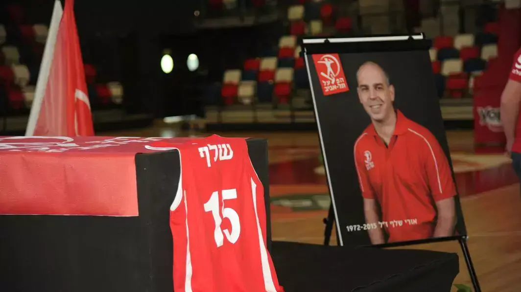 ארונו של אורי שלף באולם הדרייב אין