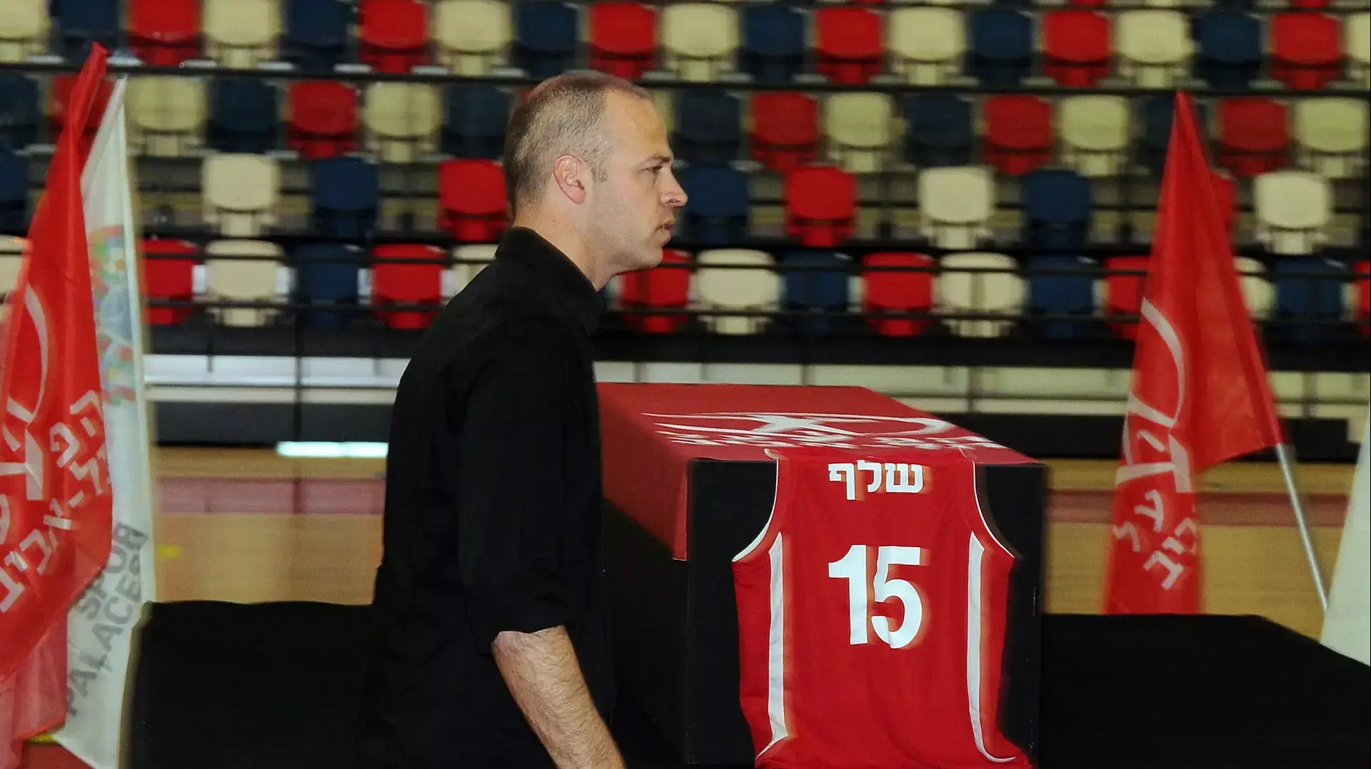 גור שלף, ברקע ארונו של אחיו, אורי שלף