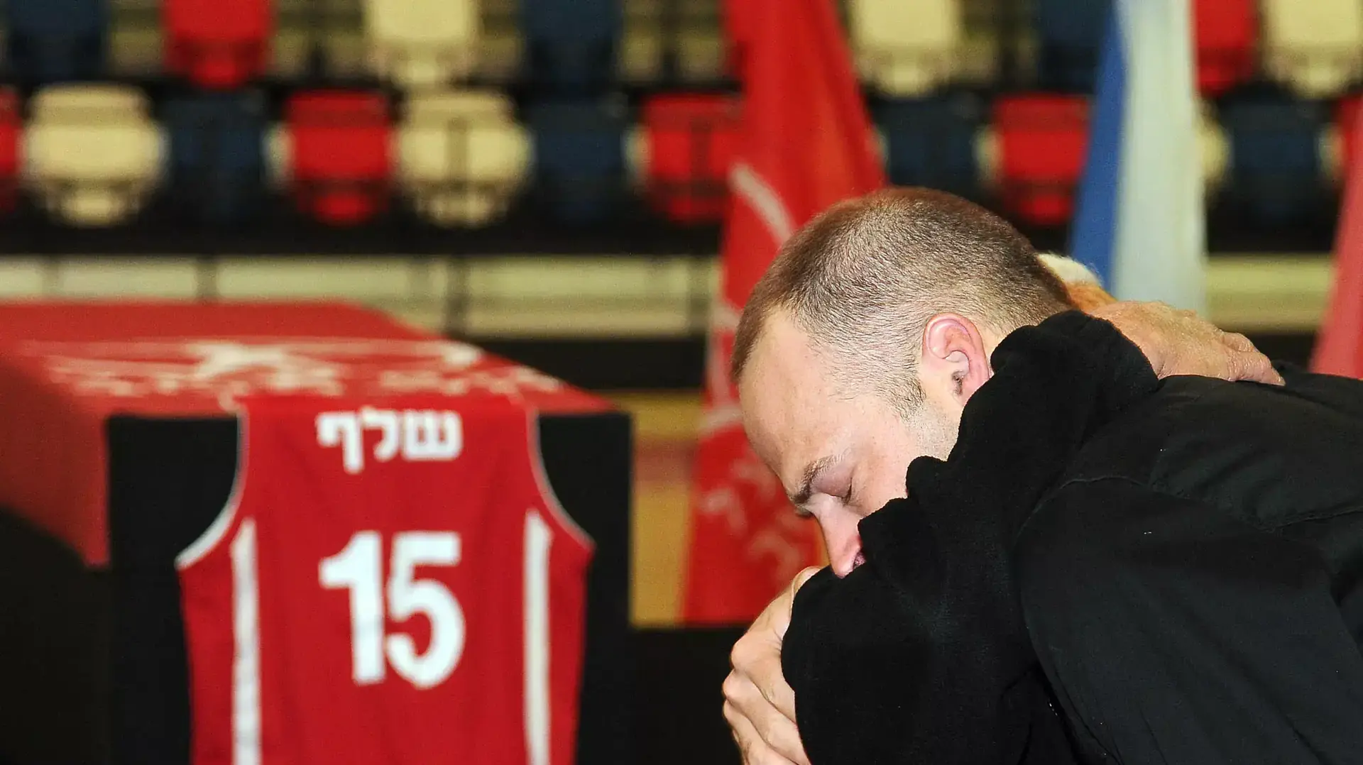 גור שלף, ברקע ארונו של אחיו, אורי שלף
