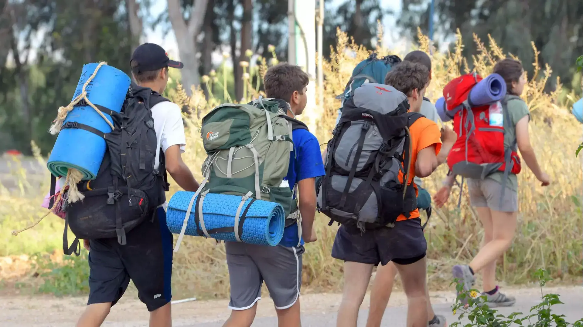 נערים מסיימים יום הליכה בשביל ישראל באזור בקעת גינוסר, 10 אפריל 2015