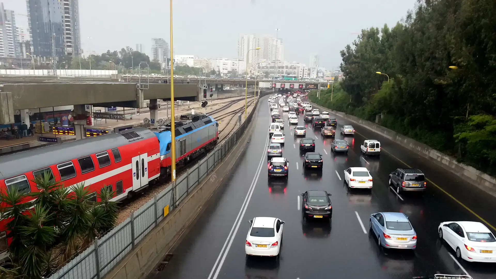 עומס תנועה בנתיבי איילון מול רכבת ישראל