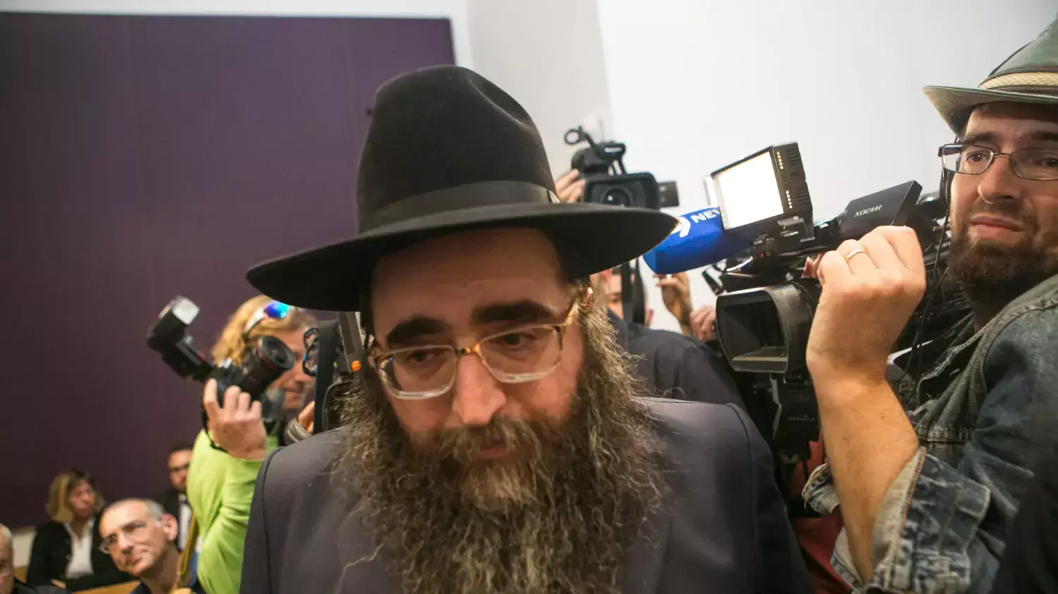 הקראת כתב האישום של הרב פינטו במחוזי בתל אביב, אפריל 2015